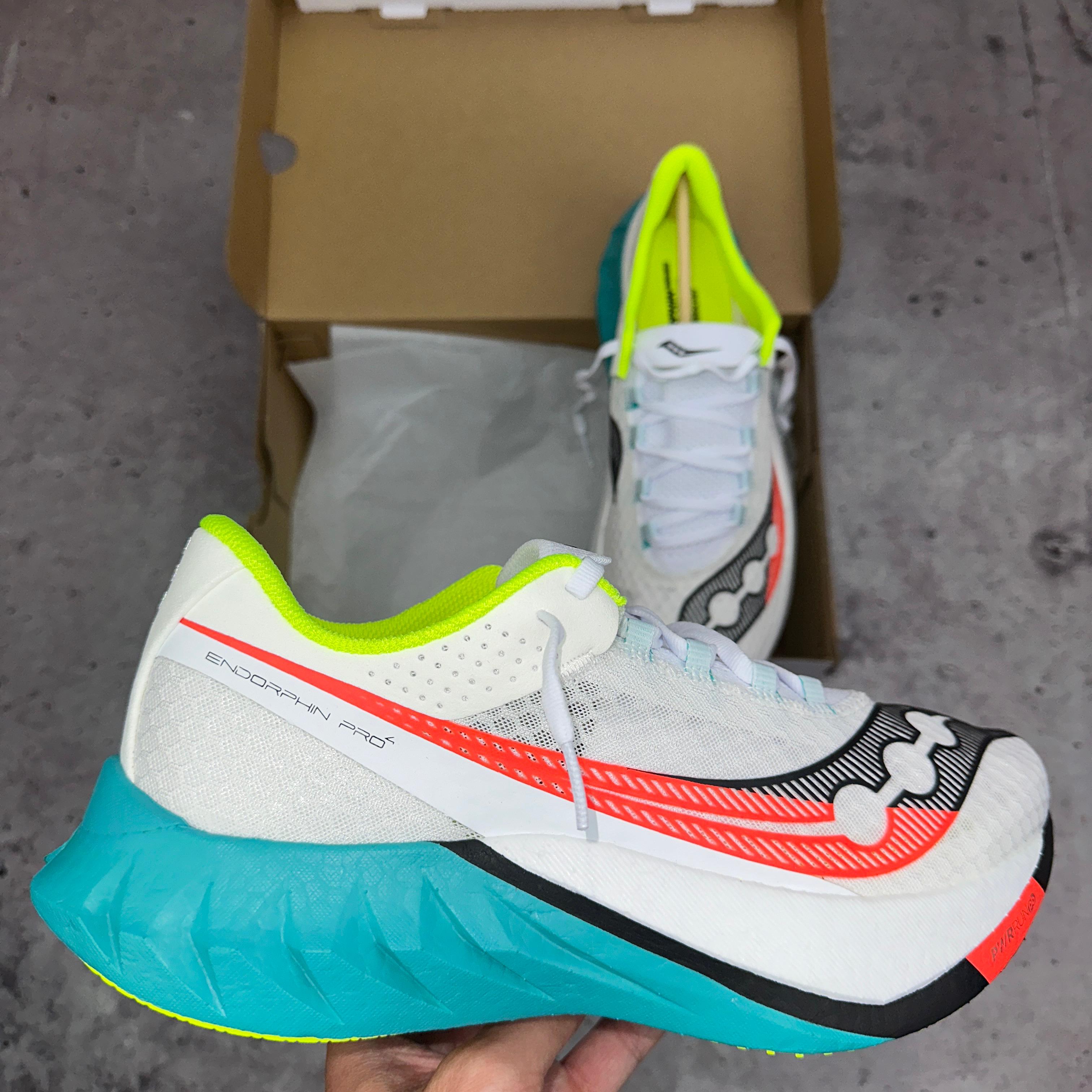 SAUCONY